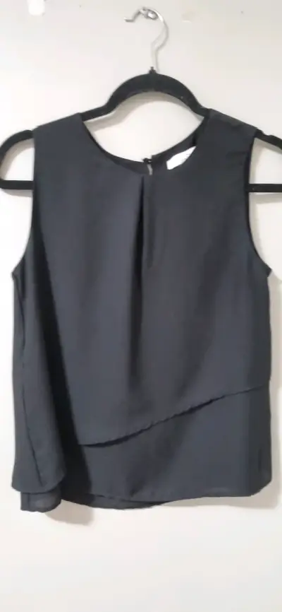 Blusa negra sin mangas - miniatura 1
