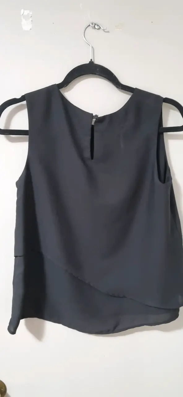 Blusa negra sin mangas - 2