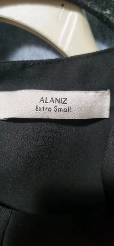 Blusa negra sin mangas - miniatura 3