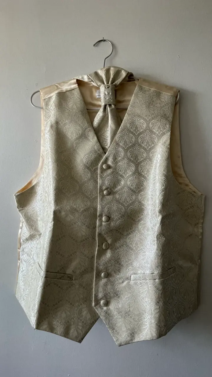 Chaleco satinado beige elegante - 2