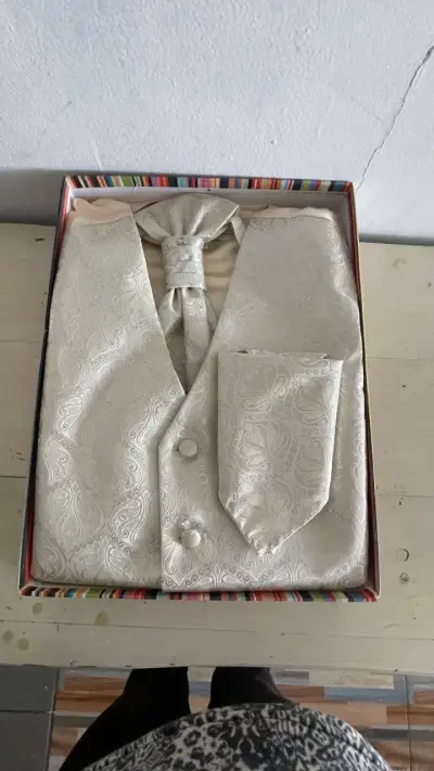 Chaleco satinado beige elegante - miniatura 3