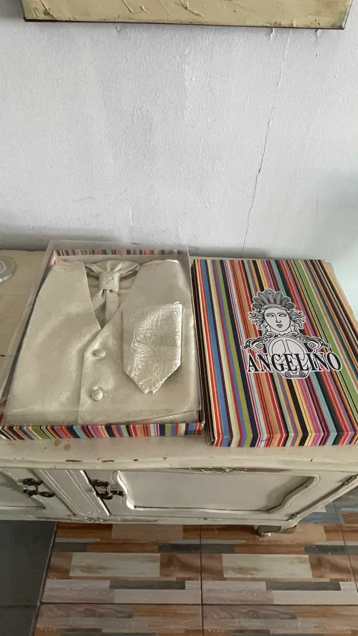 Chaleco satinado beige elegante - 4