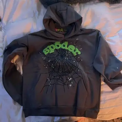 Polerón gris con diseño de araña marca SP5DER - miniatura 1