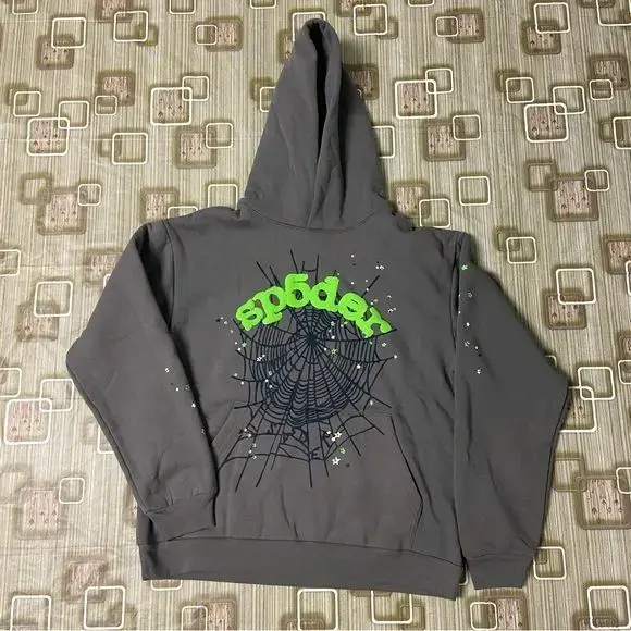 Polerón gris con diseño de araña marca SP5DER - 2