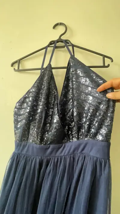 Vestido azul con lentejuelas - miniatura 1
