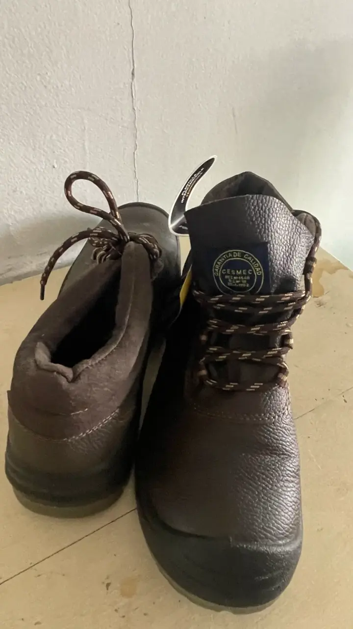 Botas de trabajo negras nuevas