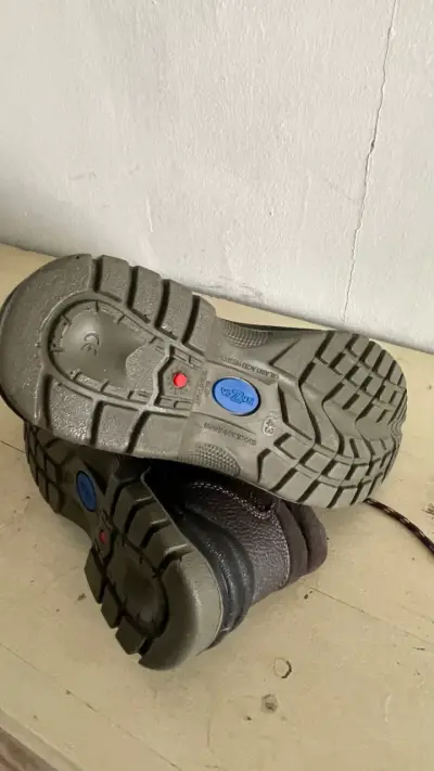 Botas de trabajo negras nuevas - miniatura 2