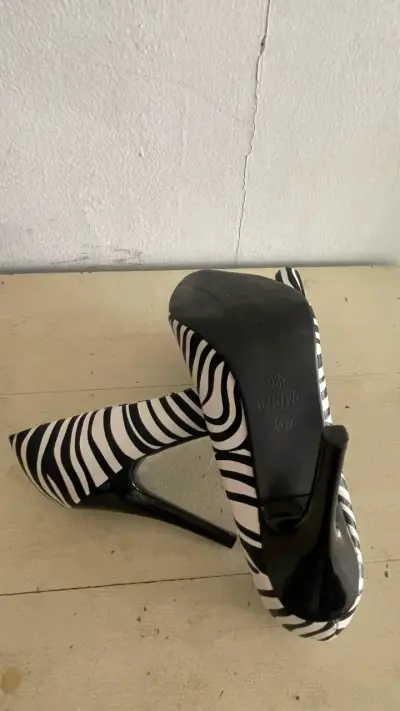 Tacones altos de cebra blanco y negro - miniatura 1