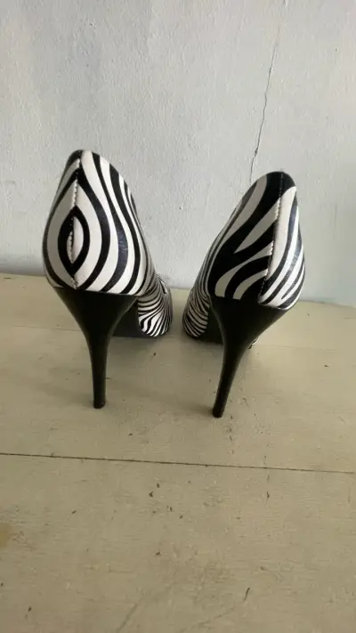 Tacones altos de cebra blanco y negro - miniatura 2
