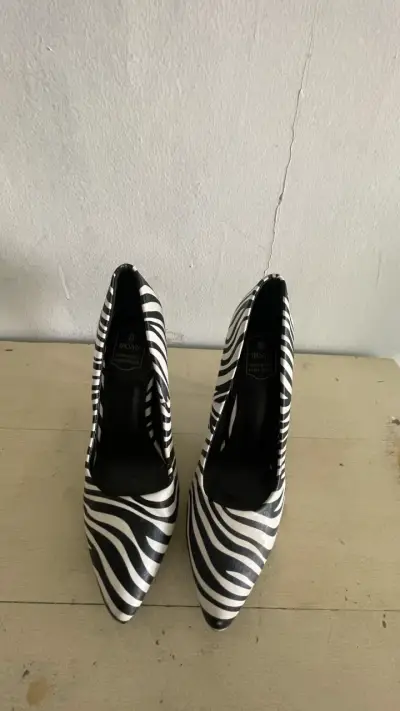 Tacones altos de cebra blanco y negro - miniatura 3