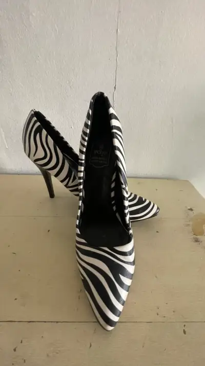 Tacones altos de cebra blanco y negro - miniatura 4