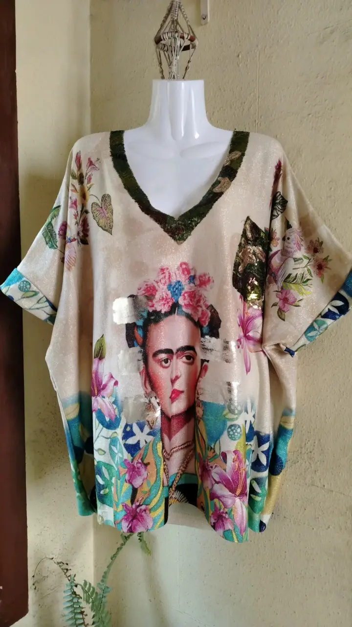 Blusa estampada con arte floral - 1