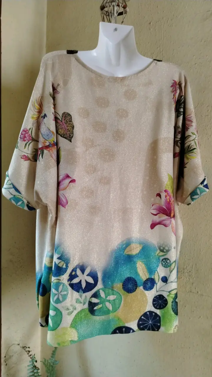Blusa estampada con arte floral - 2