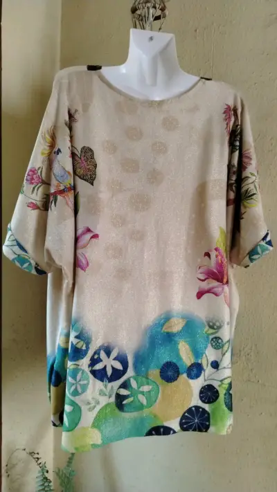 Blusa estampada con arte floral - miniatura 2