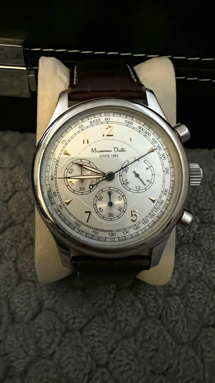Reloj cronógrafo plateado elegante