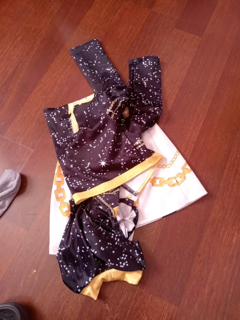 Conjunto deportivo estampado negro y dorado