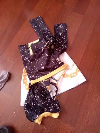 Conjunto deportivo estampado negro y dorado - miniatura 1