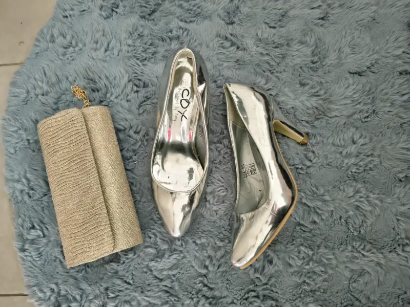 Tacones plateados elegantes