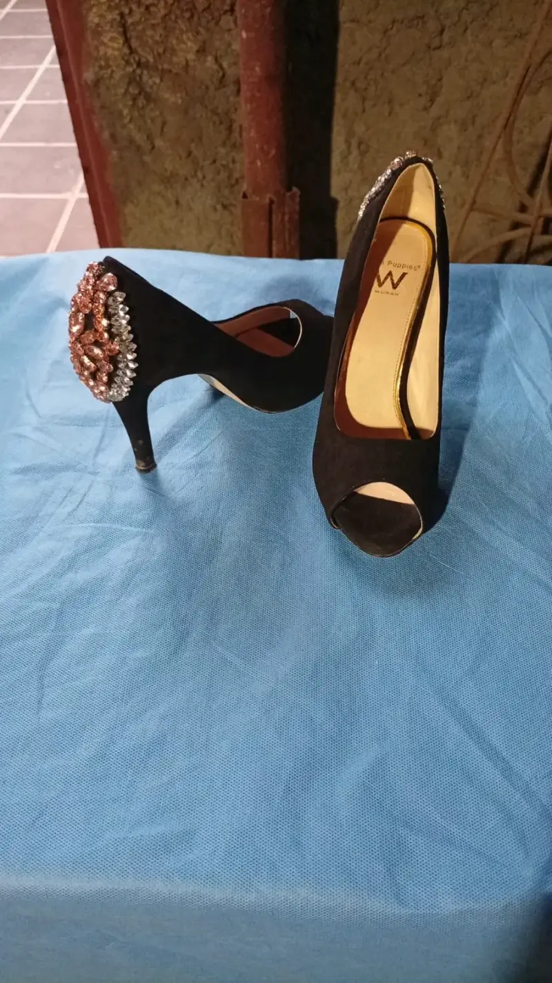 Zapatos de tacón negros con piedras