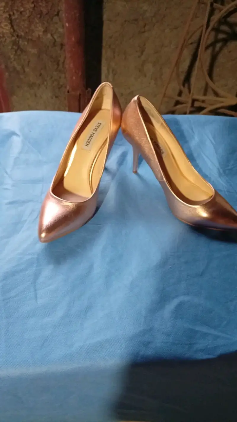 Zapatos de tacón dorados