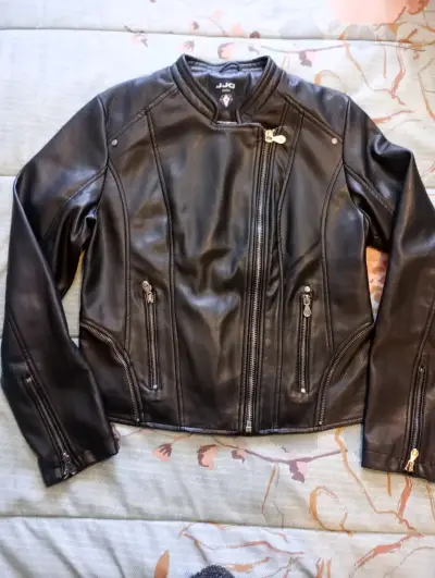 Chaqueta de cuero negra - miniatura 5