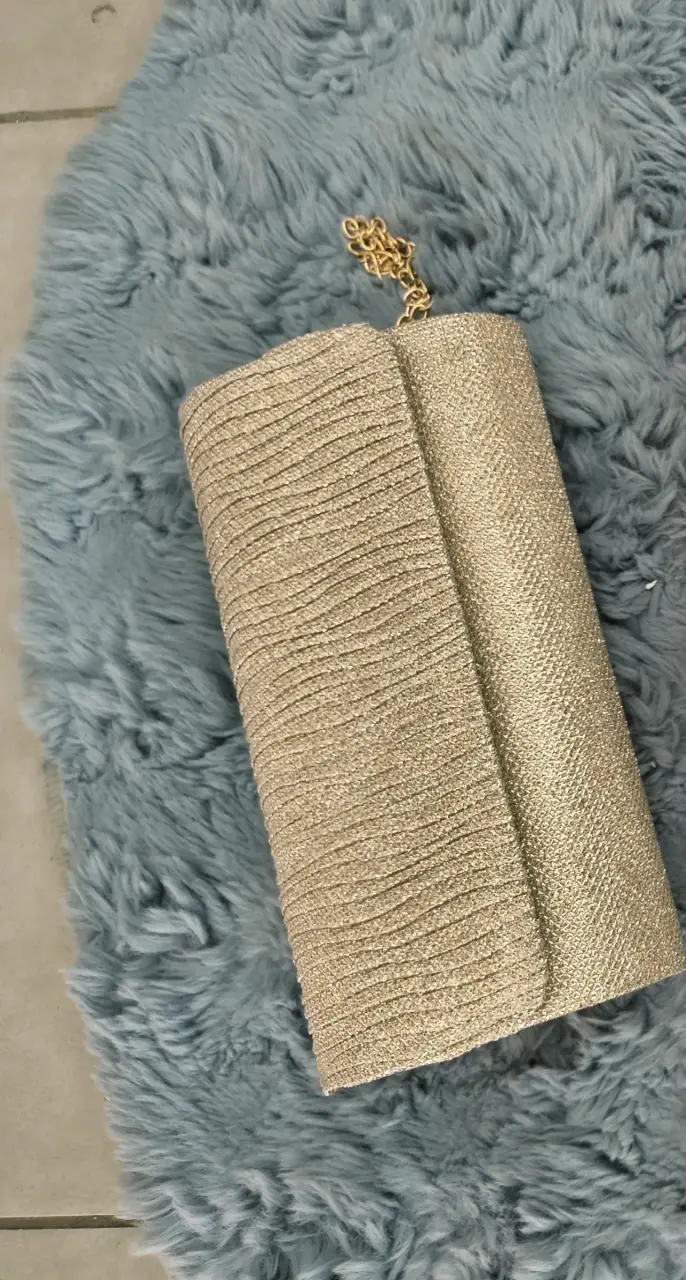 Cartera de mano dorada