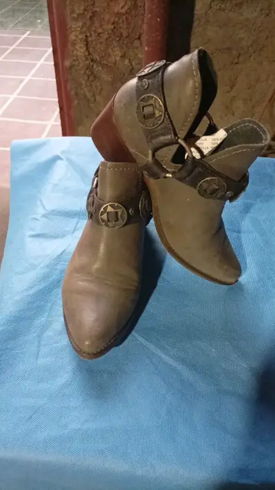 Botines cuero gris con hebillas - miniatura 1