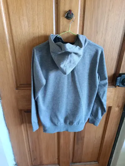 Polerón gris con capucha - miniatura 3