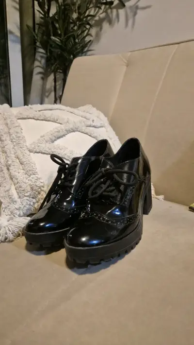 Zapatos negros de charol con tacón - miniatura 1