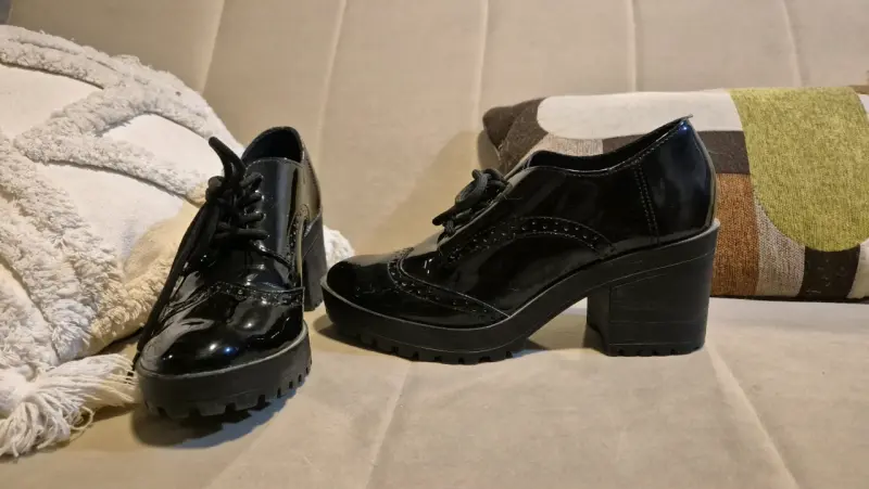 Zapatos negros de charol con tacón - 2