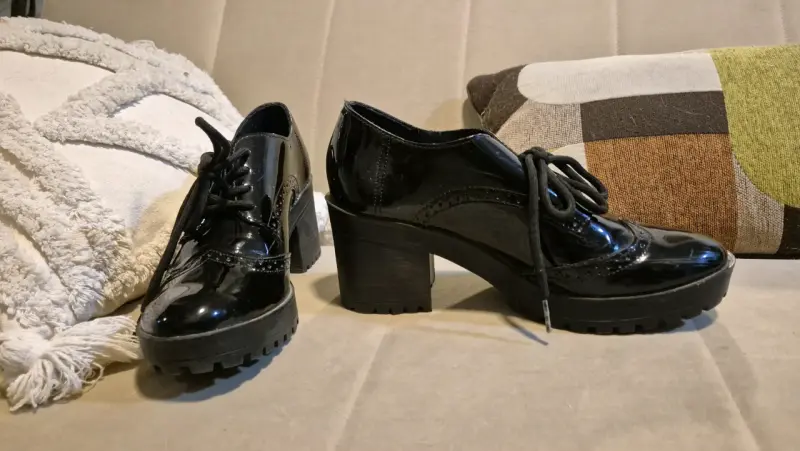 Zapatos negros de charol con tacón - 3