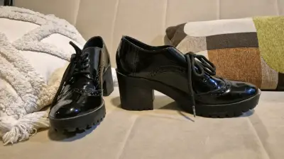 Zapatos negros de charol con tacón - miniatura 3