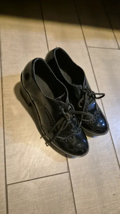 Zapatos negros de charol con tacón - miniatura 4
