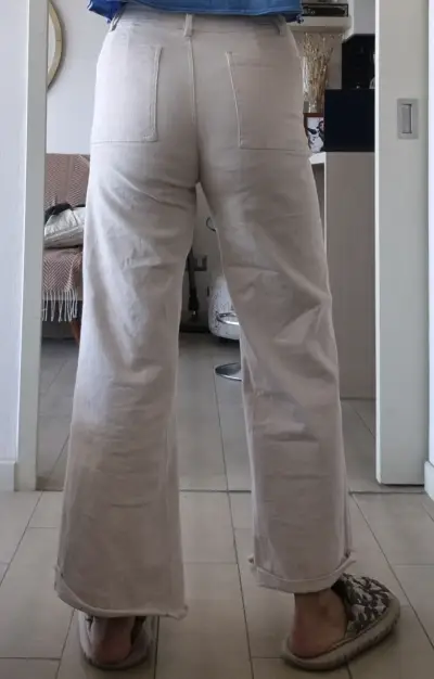 Pantalones beige acampanados - miniatura 4