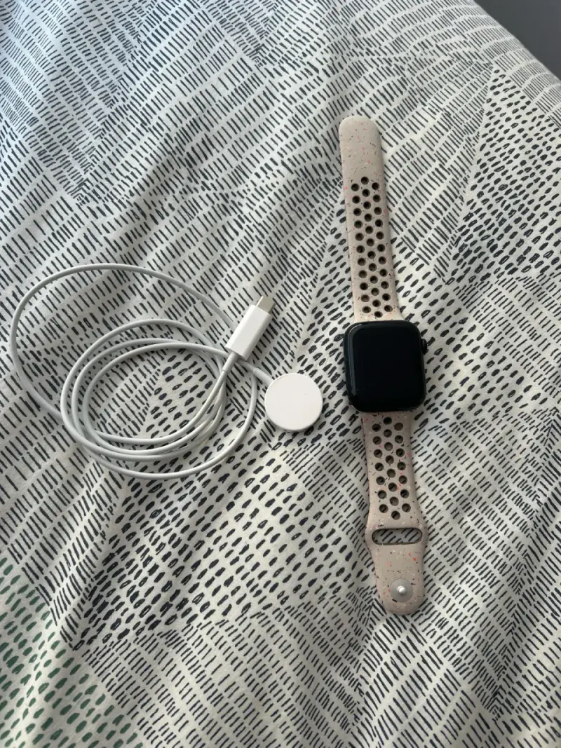 Apple Watch SE (2da gen) con cargador y correa