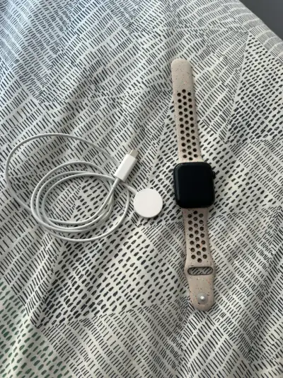 Apple Watch SE (2da gen) con cargador y correa - miniatura 1