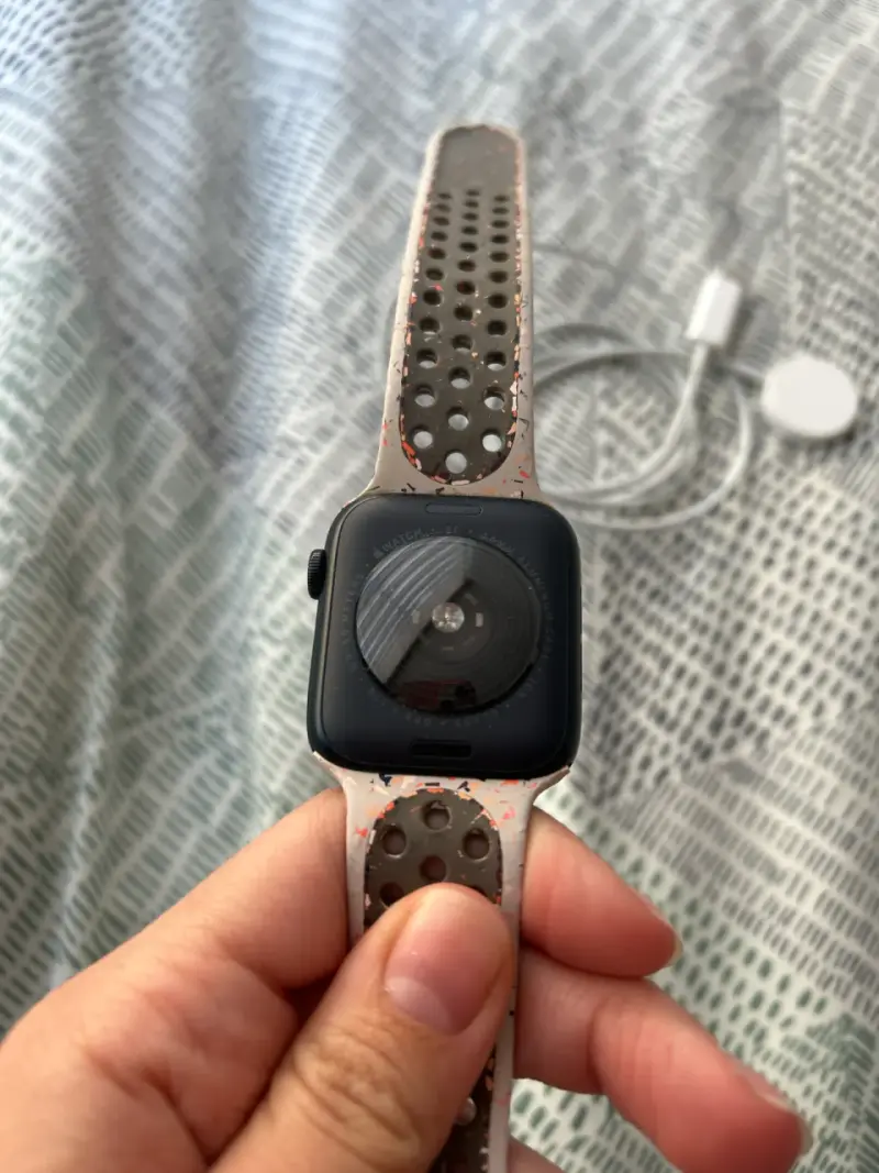 Apple Watch SE (2da gen) con cargador y correa - 2