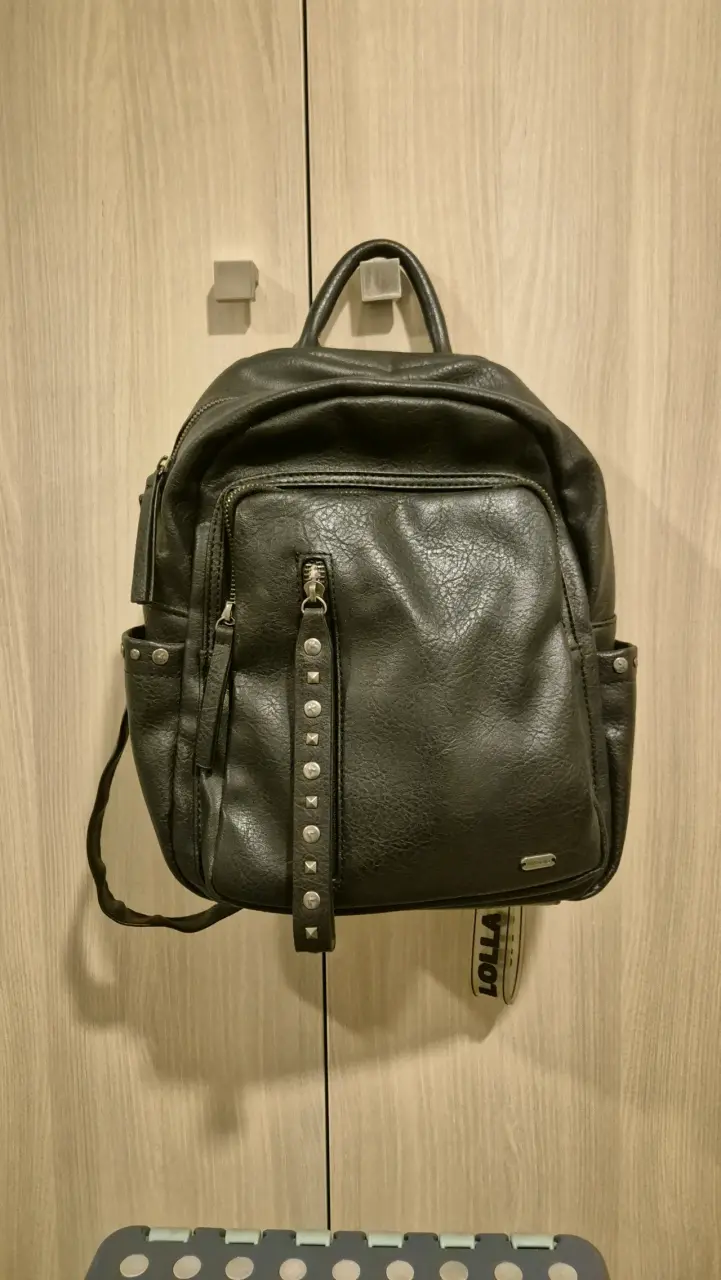 Mochila negra con tachas - 1