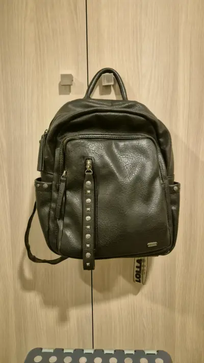 Mochila negra con tachas - miniatura 1