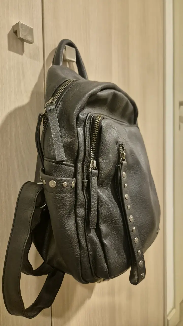 Mochila negra con tachas - 3