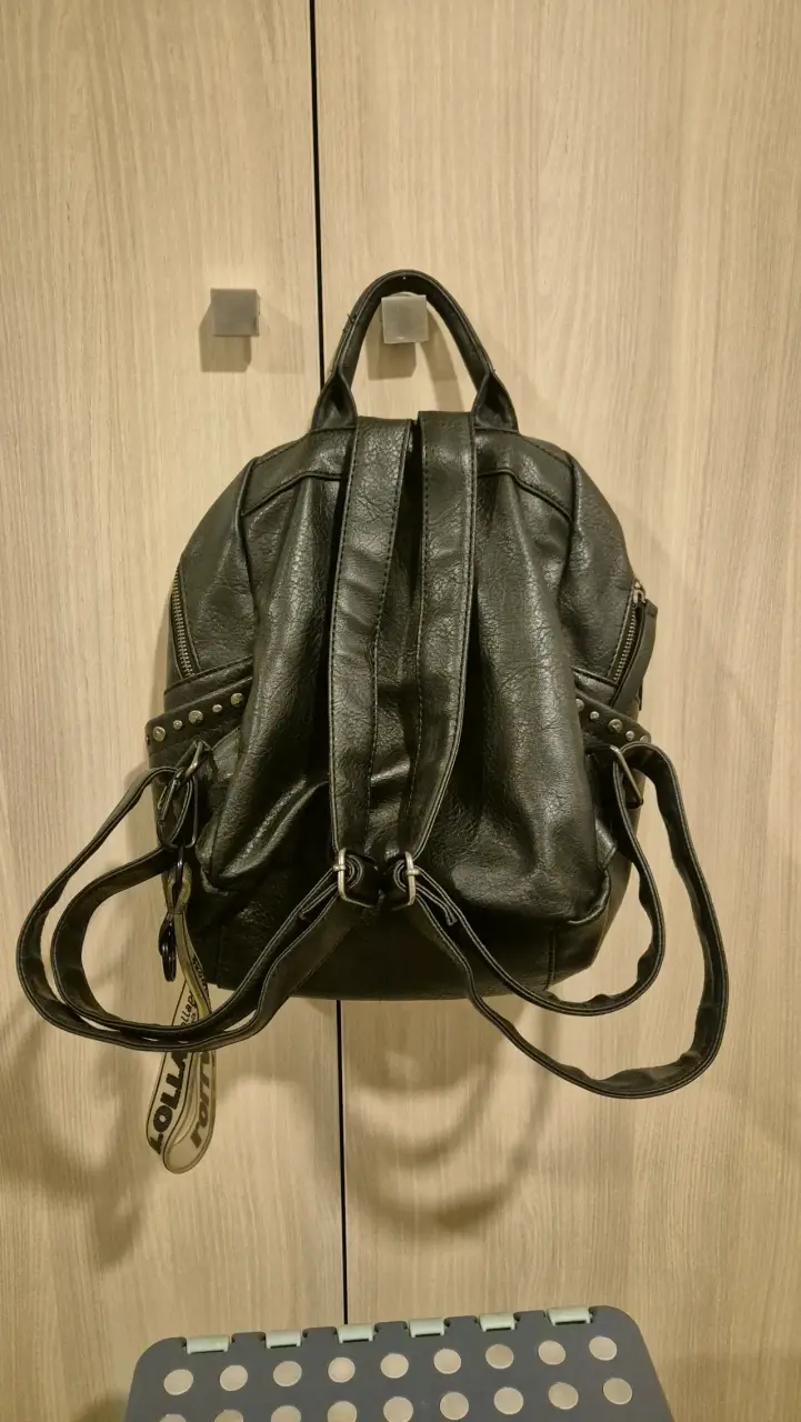 Mochila negra con tachas - 4