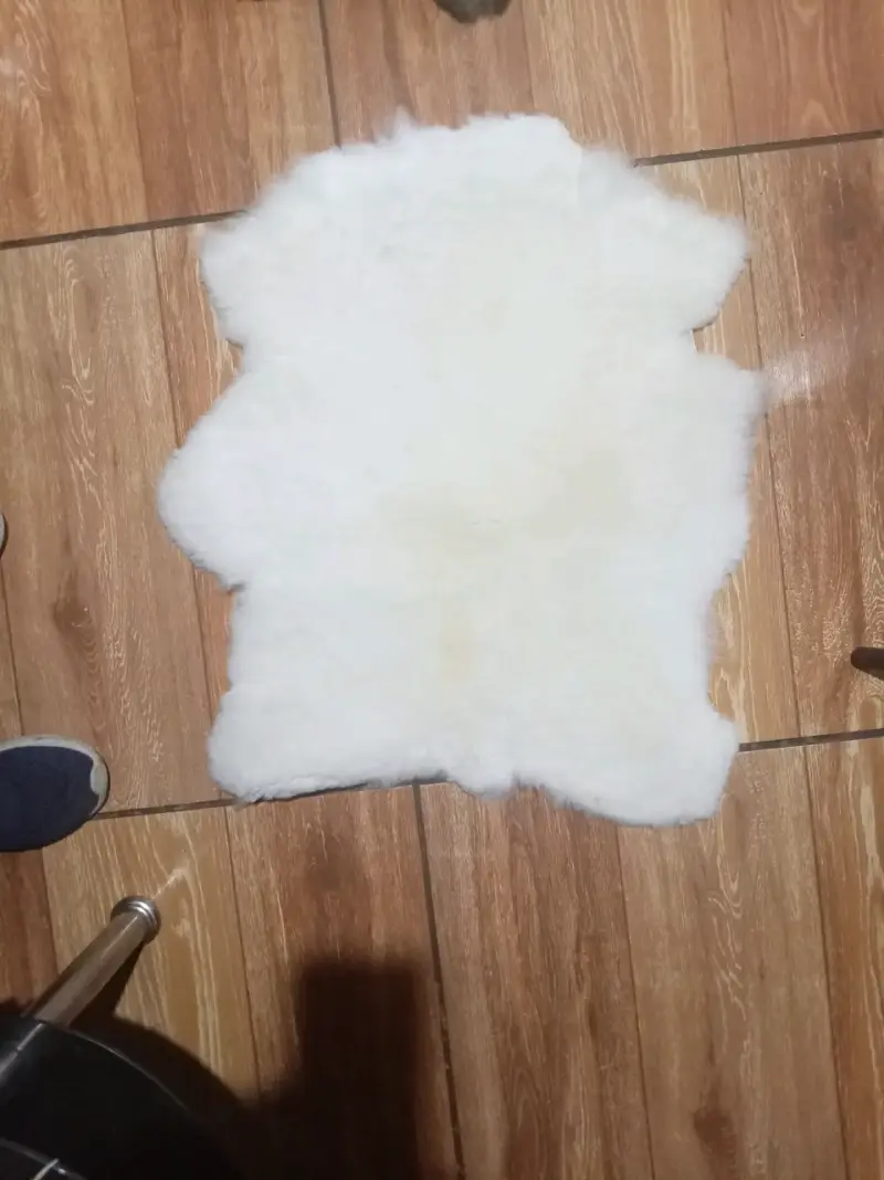 Alfombra de piel blanca y cafés