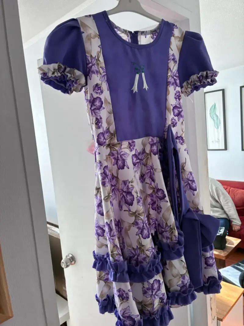 Vestido floral morado para niña
