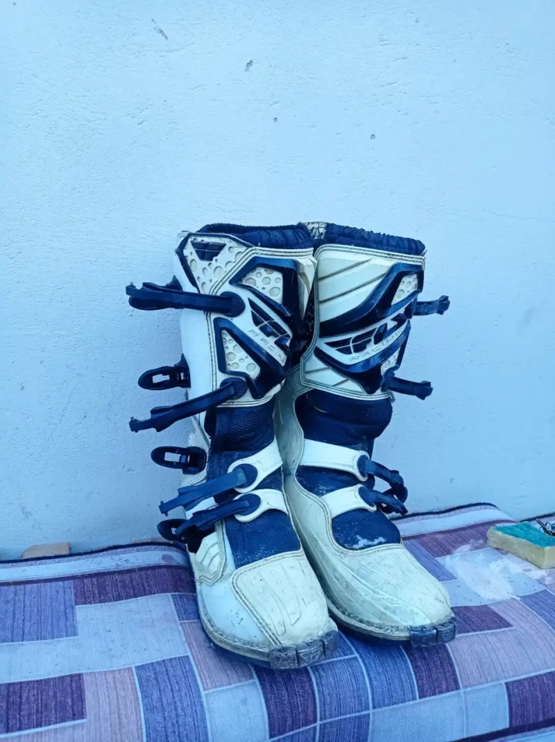 Botas motocross blancas y negras marca fly - 1