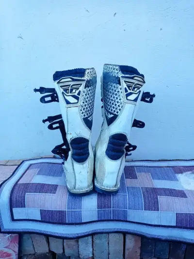 Botas motocross blancas y negras marca fly - miniatura 3