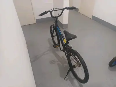 Bicicleta montaña juvenil negra - miniatura 1
