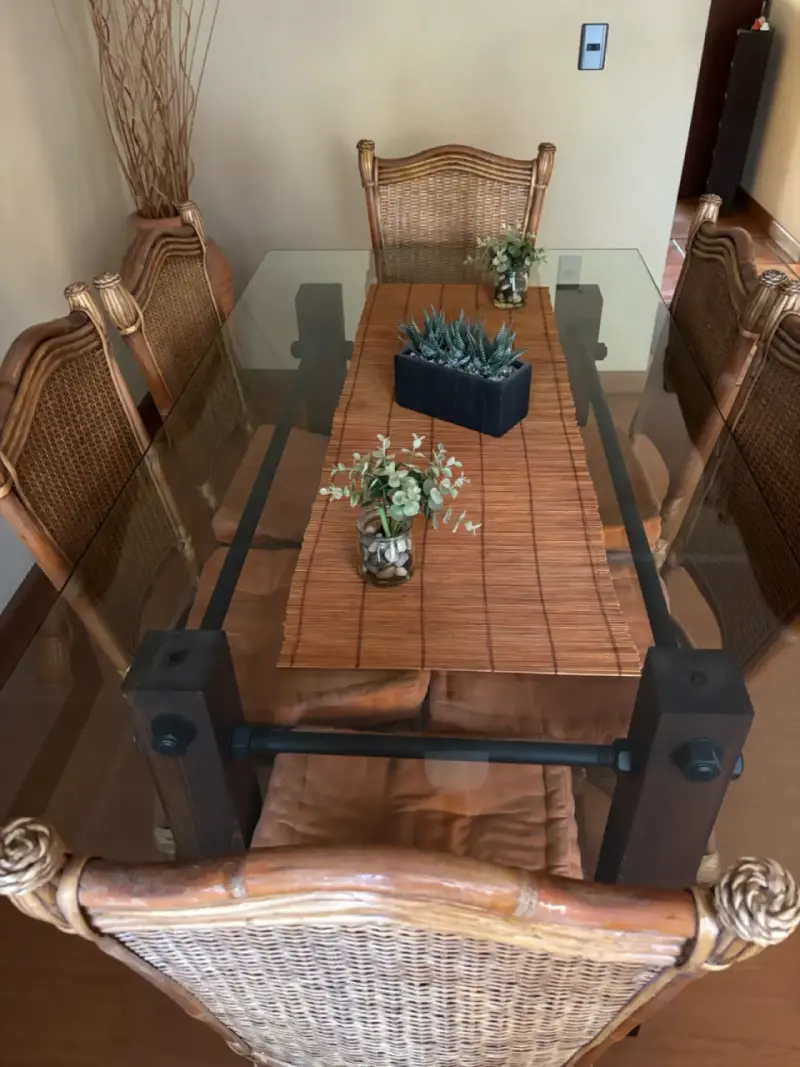 Comedor de vidrio/fierro  y sillas mimbre 6 sillas