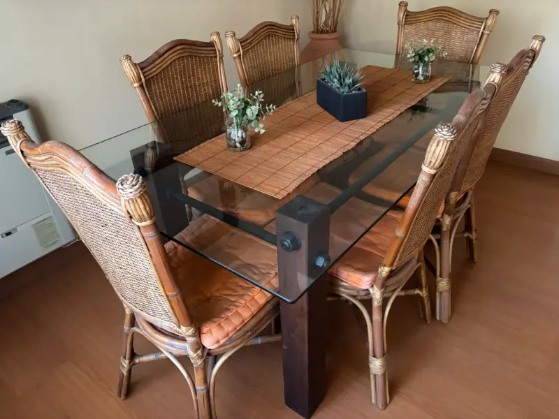 Comedor de vidrio/fierro  y sillas mimbre 6 sillas - 2