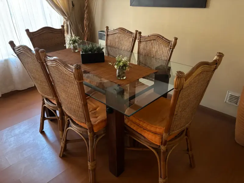 Comedor de vidrio/fierro  y sillas mimbre 6 sillas - 3