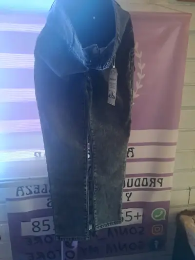 Jeans negros con etiqueta - miniatura 1
